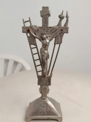 Cruz Pasión metálica plateada