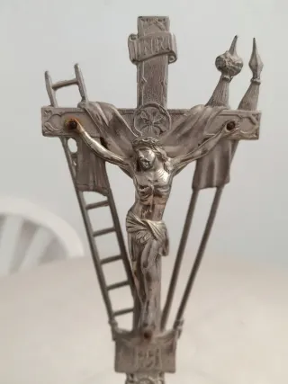 Cruz Pasión metálica plateada