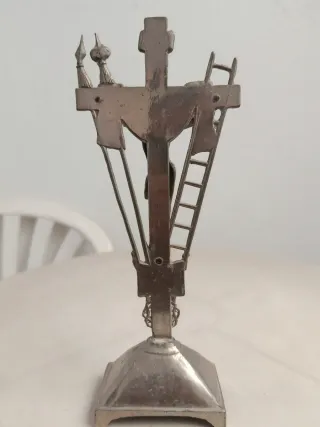 Cruz Pasión metálica plateada