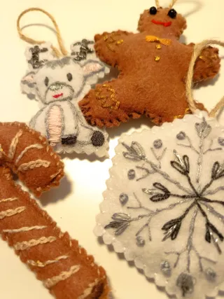 Pack 4 adornos navideños bordados a mano