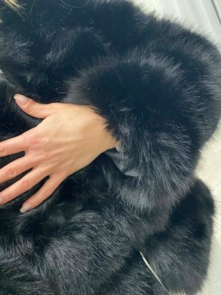 Abrigo pelo sintético negro