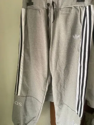 Conjunto Adidas Azul y Blanco solo hay 2 tallas