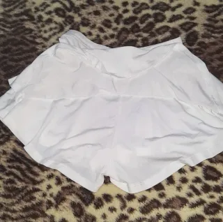 Falda blanca con volantes