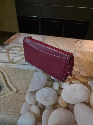 Cartera de piel roja