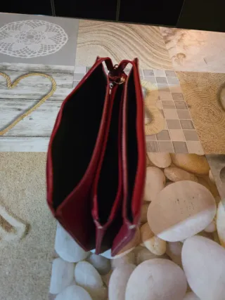 Cartera de piel roja