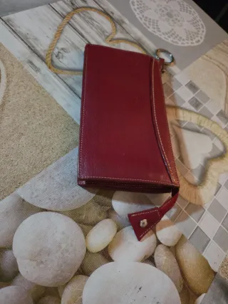 Cartera de piel roja