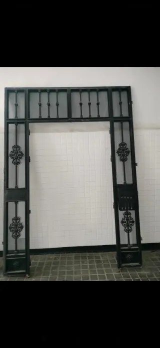 Portón de Hierro Forjado con Cristales