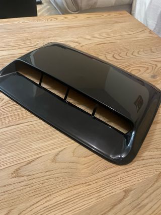 Entrada de aire capó coche negro