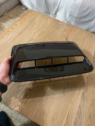 Entrada de aire capó coche negro