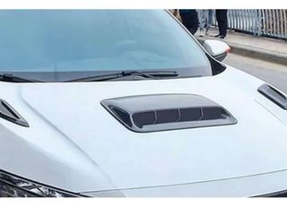 Entrada de aire capó coche negro