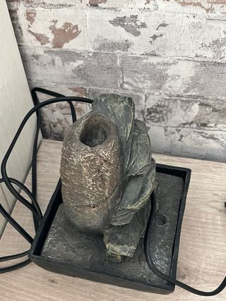 Fontana decorativa in pietra e plastica