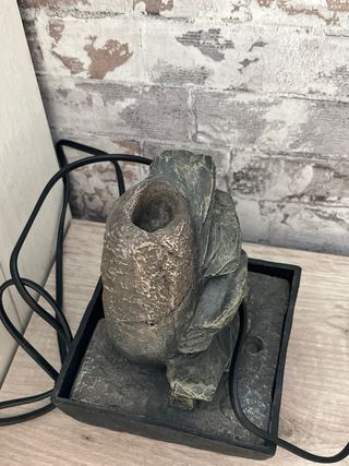 Fontana decorativa in pietra e plastica