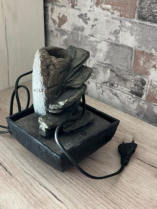 Fontana decorativa in pietra e plastica