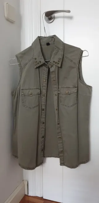 Camisa sin mangas verde con tachuelas