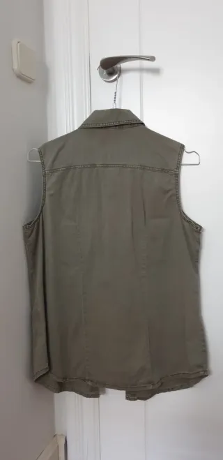 Camisa sin mangas verde con tachuelas