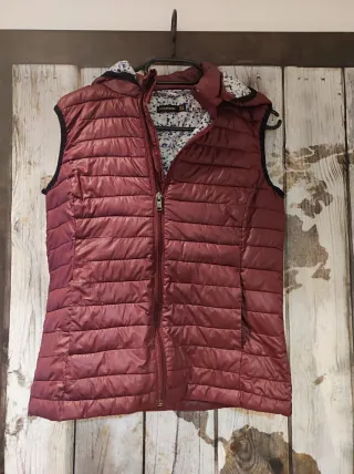 Chaleco acolchado con capucha