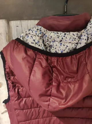 Chaleco acolchado con capucha