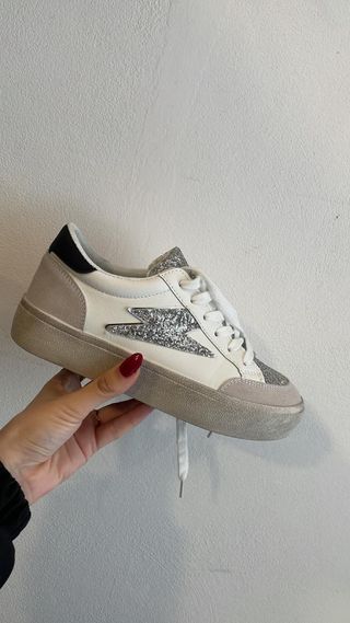 Zapatillas Blancas y Plateadas con Rayo