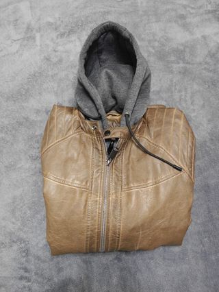 Chaqueta efecto piel marrón con capucha Talla L