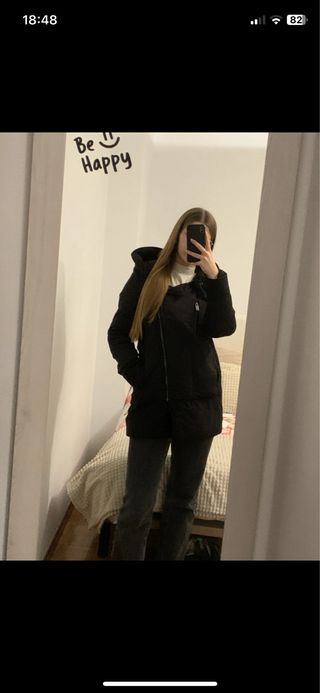 Abrigo negro con capucha