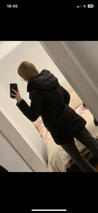 Abrigo negro con capucha