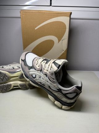 Asics Beige y Gris