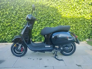 Vespa GTS 250 Negra