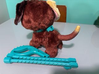 Perro de peluche marrón con accesorio