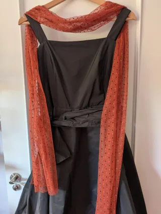 Vestido de fiesta marrón con chal naranja