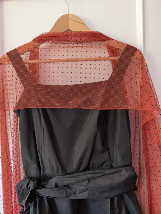 Vestido de fiesta marrón con chal naranja