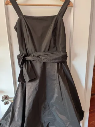 Vestido de fiesta marrón con chal naranja