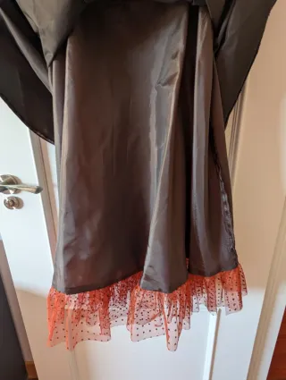 Vestido de fiesta marrón con chal naranja