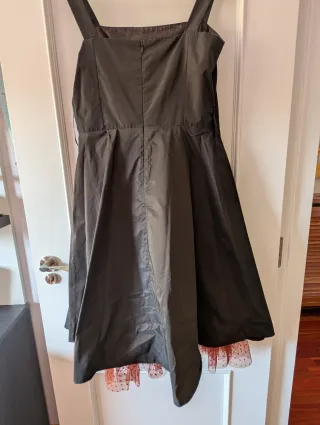 Vestido de fiesta marrón con chal naranja