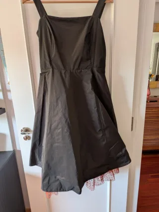 Vestido de fiesta marrón con chal naranja