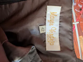 Vestido de fiesta marrón con chal naranja