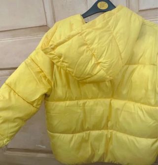 Chaqueta Bershka acolchada amarilla