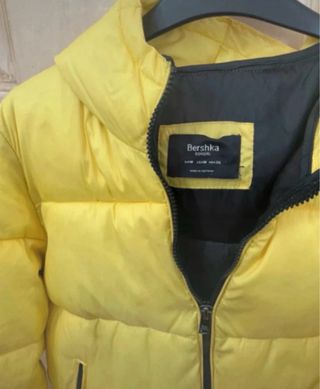 Chaqueta Bershka acolchada amarilla