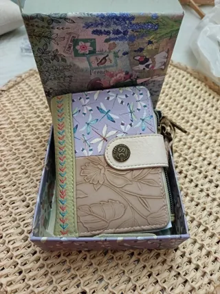 Cartera beige y morada con diseño