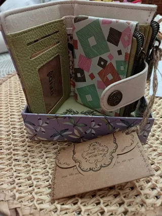 Cartera beige y morada con diseño