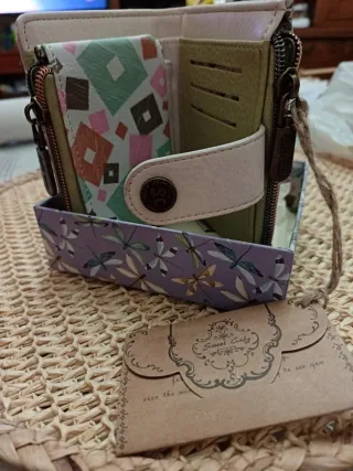 Cartera beige y morada con diseño