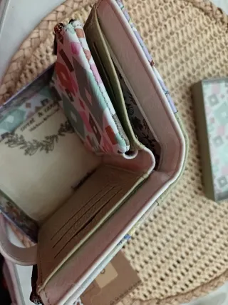 Cartera beige y morada con diseño