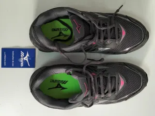 Zapatillas Mizuno grises y rosas