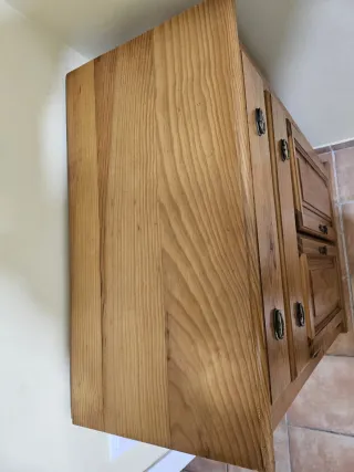 Cabecero de pino y cómoda