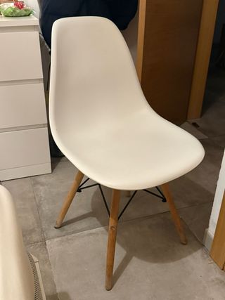 Silla blanca patas madera