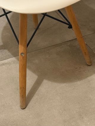 Silla blanca patas madera