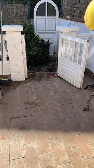 Puerta exterior aluminio blanca