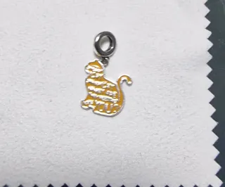 Charm gato FRIENDS plata y amarillo