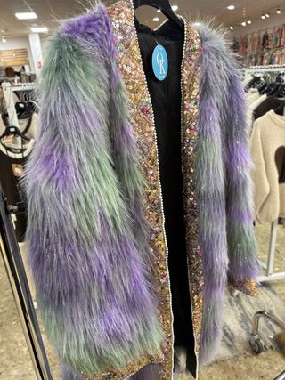 Abrigo fantasía;  pelo de colores y abalorios