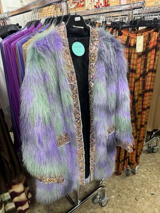 Abrigo fantasía;  pelo de colores y abalorios