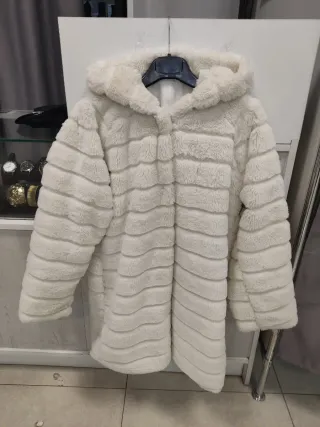 Abrigo de pelo blanco con capucha